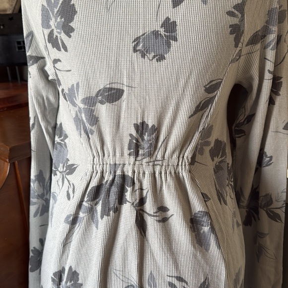 Ingrid & Isabel Maternity Gray Floral Waffle Knit Blouse NWT - Picture 5 of 6